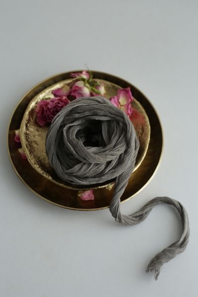 Crinkled silk стрічка VTILENE ручного фарбування Graphite CSR-100043 &mdash; декор для весільного столу та фотосесій VTILENE studio