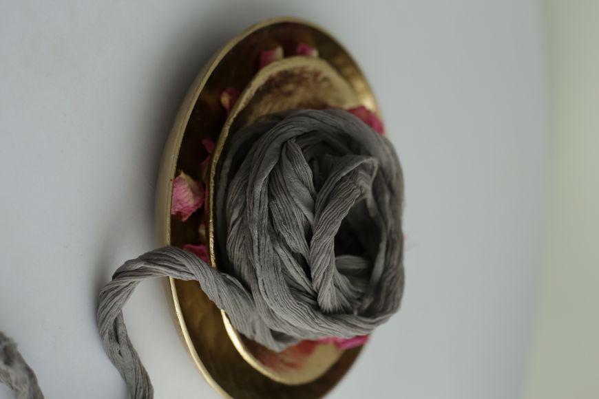 Crinkled silk стрічка VTILENE ручного фарбування Graphite CSR-100043 &mdash; декор для весільного столу та фотосесій VTILENE studio