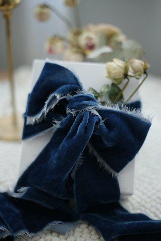 Декоративна оксамитова стрічка VTILENE синя Dark dusty blue RV-100114 &mdash; декор для весільного столу та фотосесій VTILENE studio