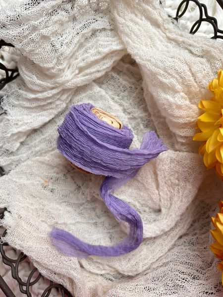 Стрічка з жатого шовку VTILENE ручного фарбування Lavander CSR-100049 &mdash; декор для весільного столу та фотосесій VTILENE studio