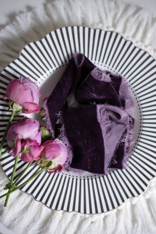 Оксамитова стрічка преміум VTILENE Deep purple RV-100085 &mdash; декор для весільного столу та фотосесій VTILENE studio
