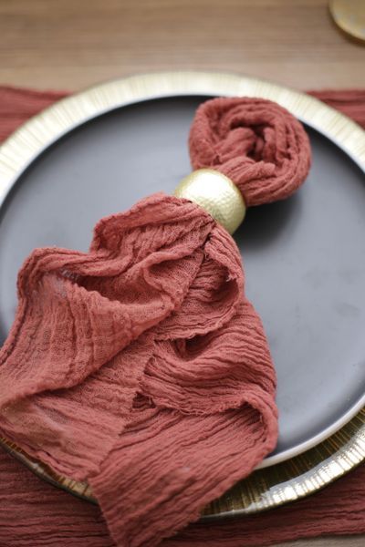 Серветка з марлі для сучасного сервірування VTILENE  Pressed rose GN-1003025 &mdash; декор для весільного столу та фотосесій VTILENE studio