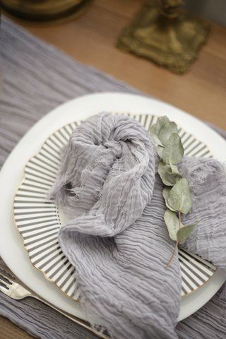 Серветка з щільної марлі для декору столу VTILENE Light grey GN-1003046 &mdash; декор для весільного столу та фотосесій VTILENE studio