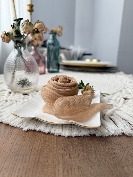 Жатий шовк стрічка для декору VTILENE бежевого кольору Beige Camel CSR-100081 &mdash; декор для весільного столу та фотосесій VTILENE studio