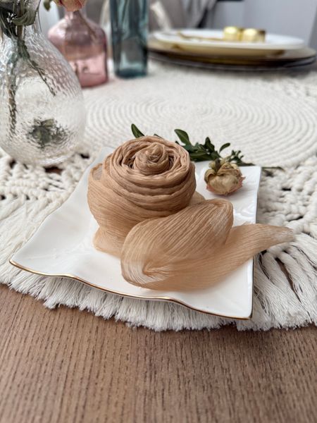 Жатий шовк стрічка для декору VTILENE бежевого кольору Beige Camel CSR-100081 &mdash; декор для весільного столу та фотосесій VTILENE studio