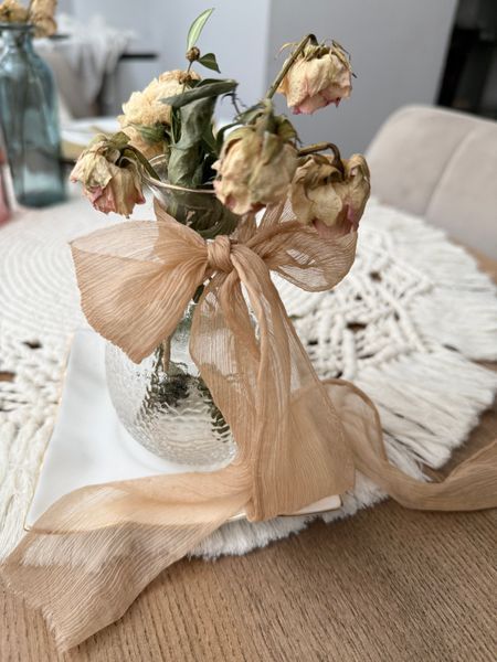 Жатий шовк стрічка для декору VTILENE бежевого кольору Beige Camel CSR-100081 &mdash; декор для весільного столу та фотосесій VTILENE studio