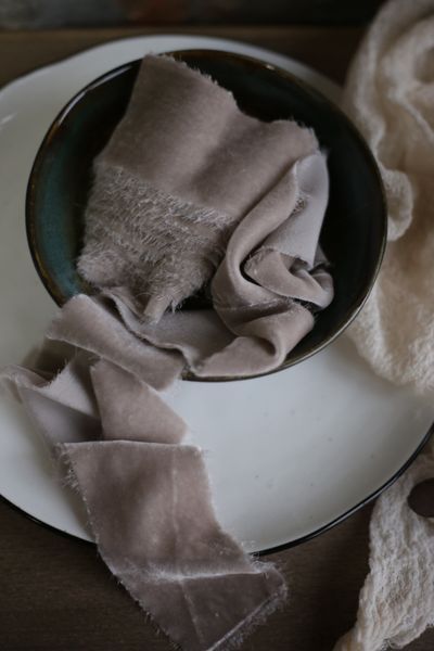 Оксамитова стрічка для весільного декору VTILENE Cold linen RV-100104 &mdash; декор для весільного столу та фотосесій VTILENE studio