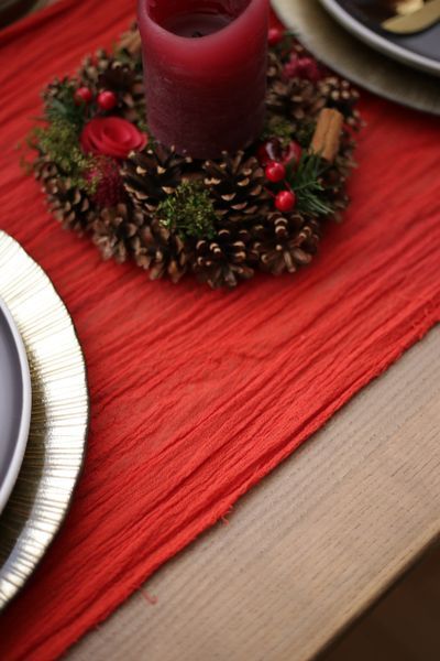 Марлевий текстильний раннер для подій VTILENE Christmas red GR-100044 &mdash; декор для весільного столу та фотосесій VTILENE studio